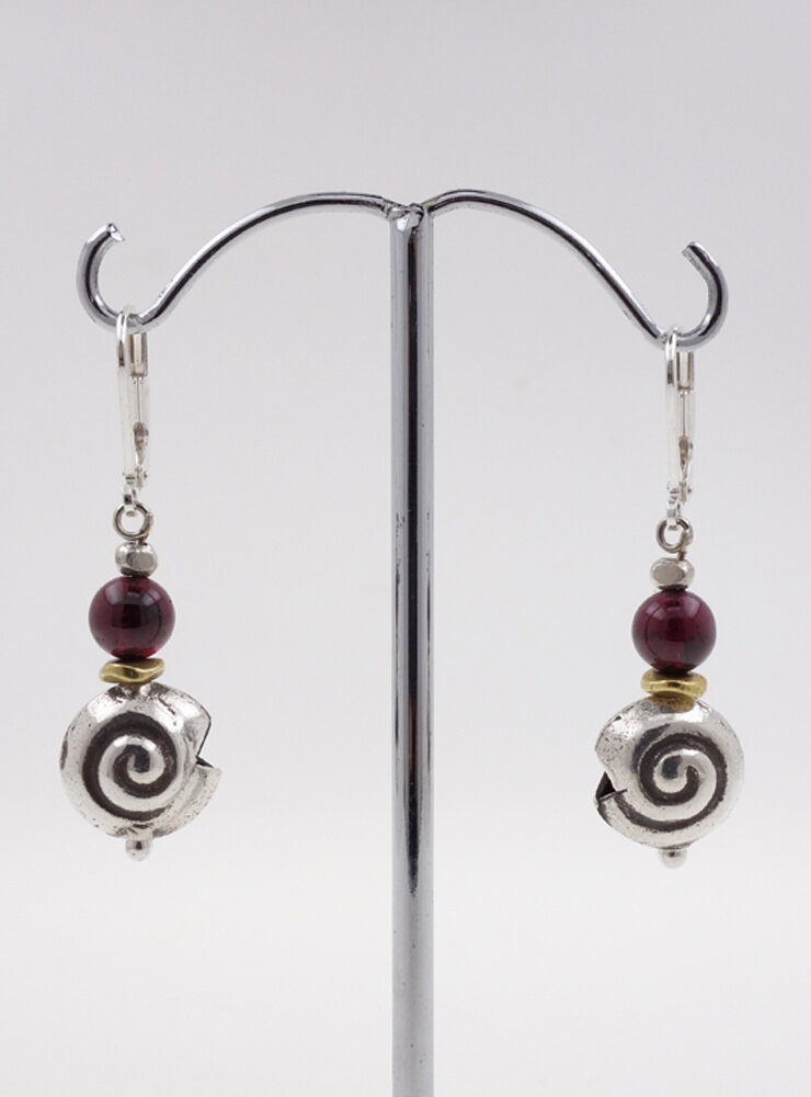 Ohrringe aus Granat, Messing und Silberschnecke
