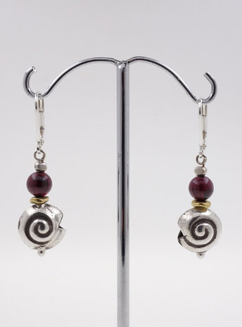 Ohrringe aus Granat, Messing und Silberschnecke