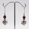 Ohrringe aus Granat, Messing und Silberschnecke