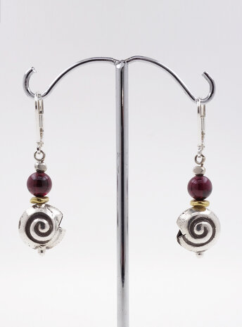 Ohrringe aus Granat, Messing und Silberschnecke