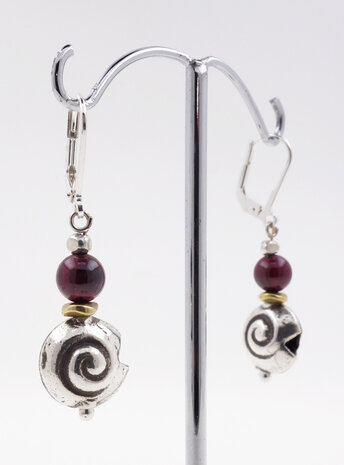 Ohrringe aus Granat, Messing und Silberschnecke