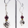 Ohrringe aus Granat, Messing und Silberschnecke