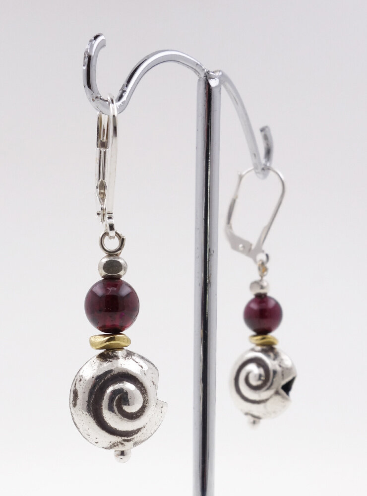 Ohrringe aus Granat, Messing und Silberschnecke
