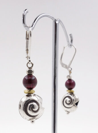 Ohrringe aus Granat, Messing und Silberschnecke