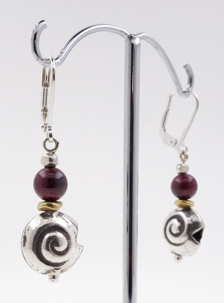 Ohrringe aus Granat, Messing und Silberschnecke