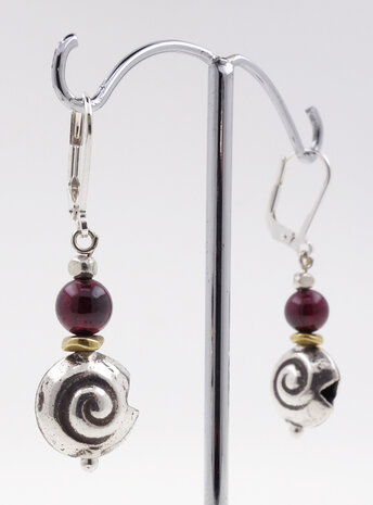 Ohrringe aus Granat, Messing und Silberschnecke