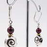 Ohrringe aus Granat, Messing und Silberschnecke