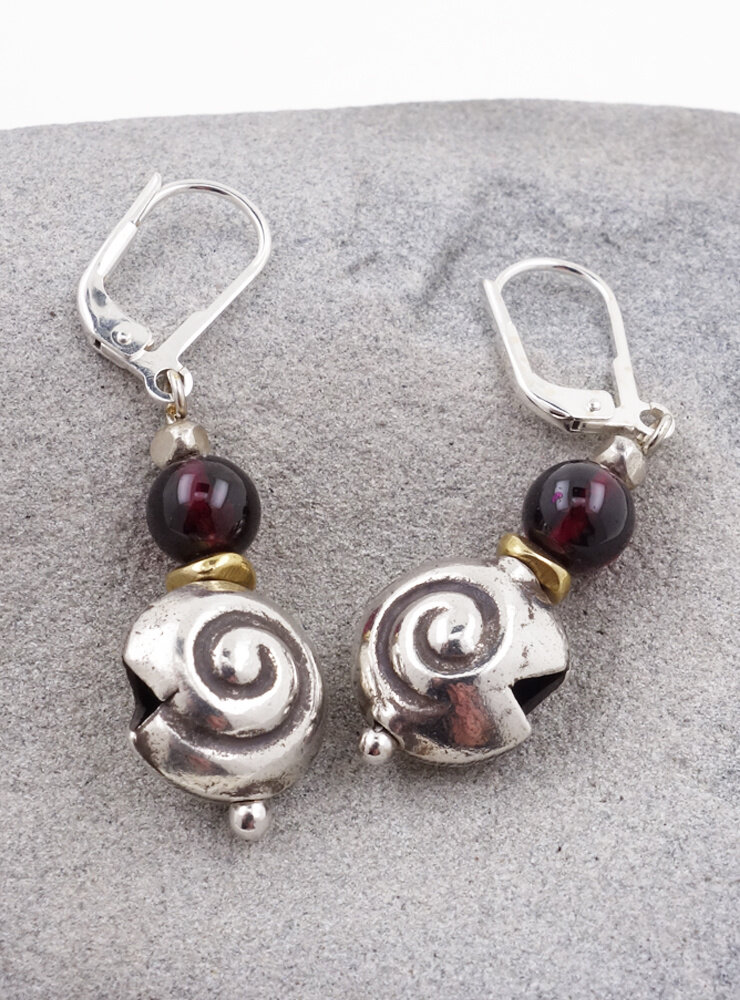 Ohrringe aus Granat, Messing und Silberschnecke