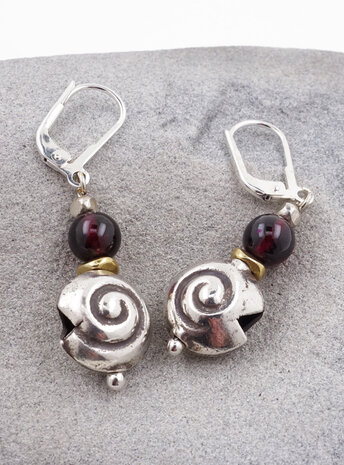 Ohrringe aus Granat, Messing und Silberschnecke