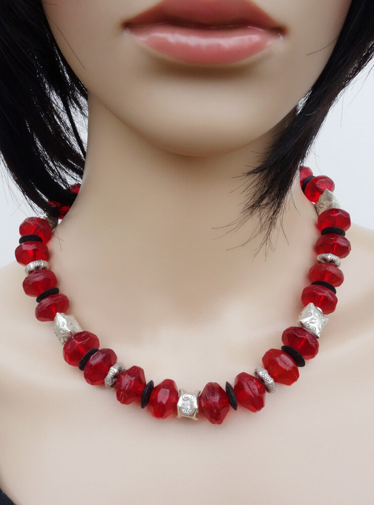 Halskette aus antiken Glasperlen, Kokosnussscheiben und Silber Halskette aus antiken Glasperlen, Kokosnussscheiben und Silber