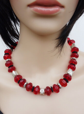 Halskette aus antiken Glasperlen, Kokosnussscheiben und Silber Halskette aus antiken Glasperlen, Kokosnussscheiben und Silber