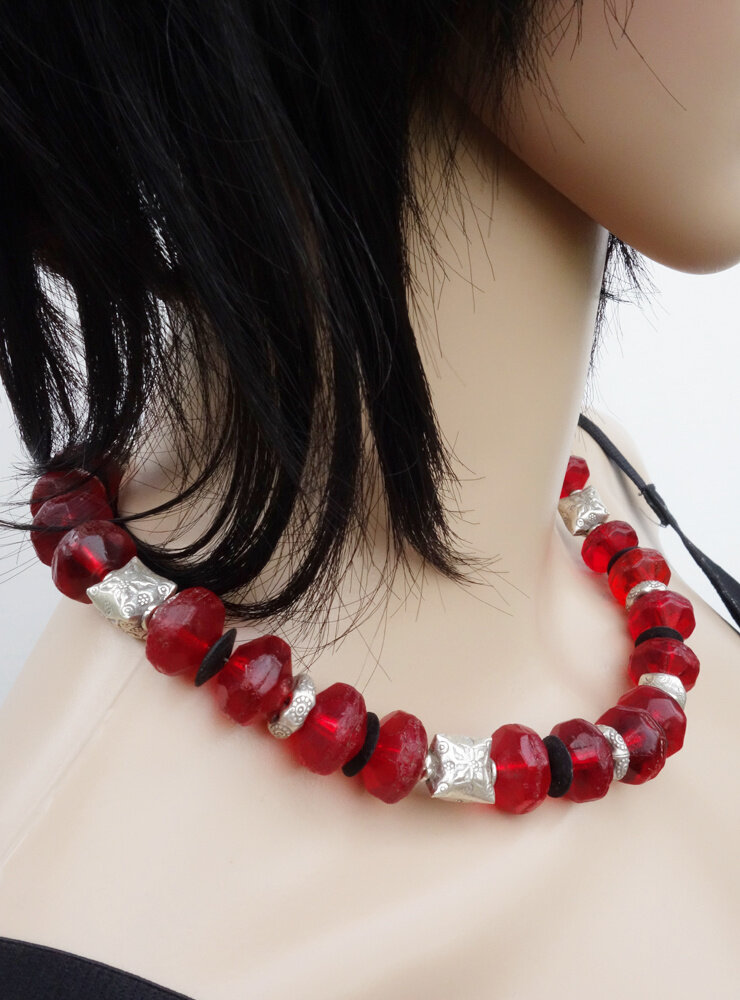 Halskette aus antiken Glasperlen, Kokosnussscheiben und Silber Halskette aus antiken Glasperlen, Kokosnussscheiben und Silber