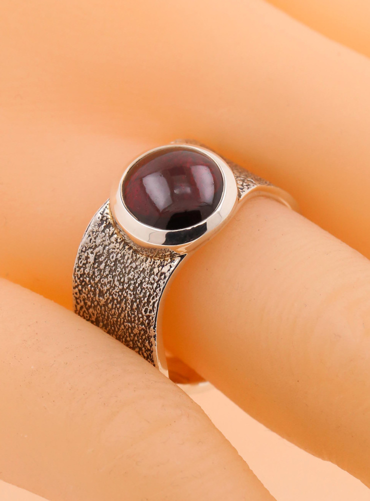 Giulia: Handgefertigter Ring aus 925er Silber und Granat