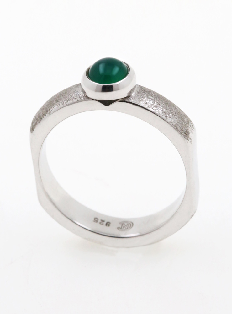 Modern Times: Handgefertigter Ring aus 925er Silber und grünem Achat