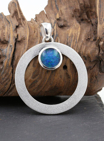 Eyecatcher: handgeschmiedeter Anhänger aus 925er Silber und Opaltriplette Eyecatcher: handgeschmiedeter Anhänger aus 925er Silber und Opaltriplette