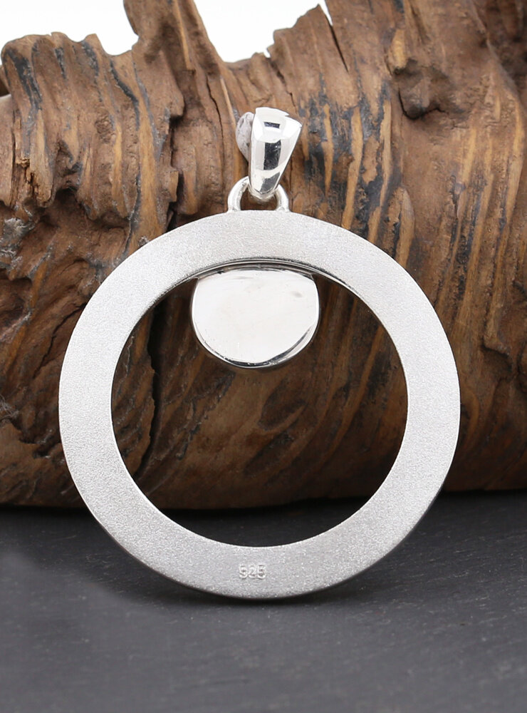 Eyecatcher: handgeschmiedeter Anhänger aus 925er Silber und Opaltriplette Eyecatcher: handgeschmiedeter Anhänger aus 925er Silber und Opaltriplette