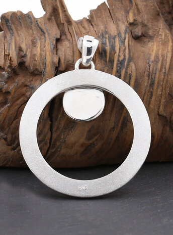 Eyecatcher: handgeschmiedeter Anhänger aus 925er Silber und Opaltriplette Eyecatcher: handgeschmiedeter Anhänger aus 925er Silber und Opaltriplette