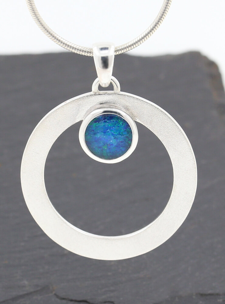 Eyecatcher: handgeschmiedeter Anhänger aus 925er Silber und Opaltriplette Eyecatcher: handgeschmiedeter Anhänger aus 925er Silber und Opaltriplette