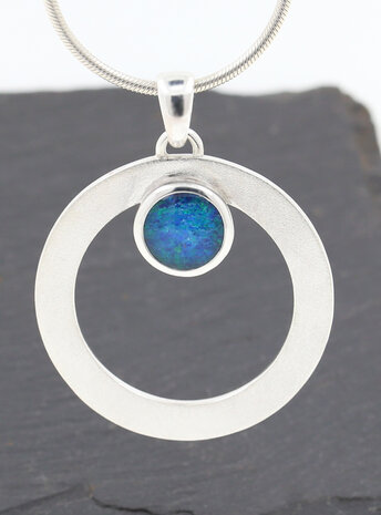 Eyecatcher: handgeschmiedeter Anhänger aus 925er Silber und Opaltriplette Eyecatcher: handgeschmiedeter Anhänger aus 925er Silber und Opaltriplette