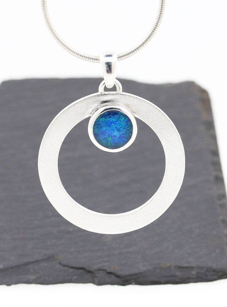 Eyecatcher: handgeschmiedeter Anhänger aus 925er Silber und Opaltriplette Eyecatcher: handgeschmiedeter Anhänger aus 925er Silber und Opaltriplette