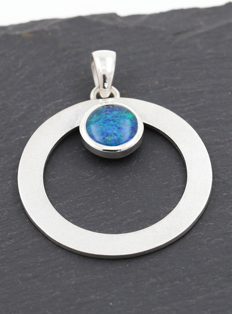 Eyecatcher: handgeschmiedeter Anhänger aus 925er Silber und Opaltriplette Eyecatcher: handgeschmiedeter Anhänger aus 925er Silber und Opaltriplette