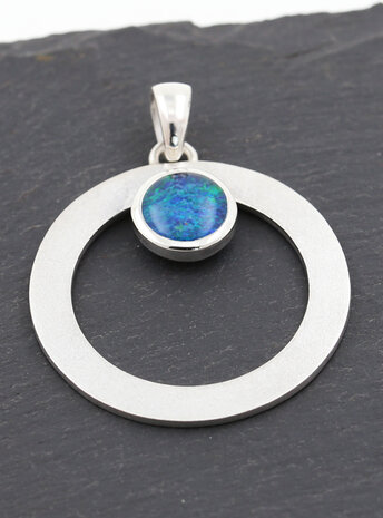 Eyecatcher: handgeschmiedeter Anhänger aus 925er Silber und Opaltriplette Eyecatcher: handgeschmiedeter Anhänger aus 925er Silber und Opaltriplette