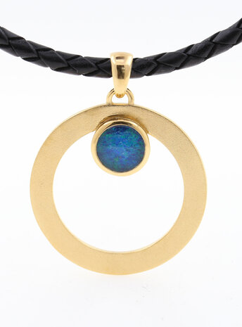 Eyecatcher: handgeschmiedeter Anhänger aus 925er Silber  vergoldet und Opaltriplette