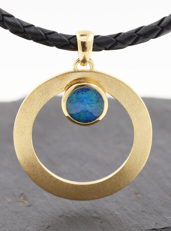 Eyecatcher: handgeschmiedeter Anhänger aus 925er Silber  vergoldet und Opaltriplette