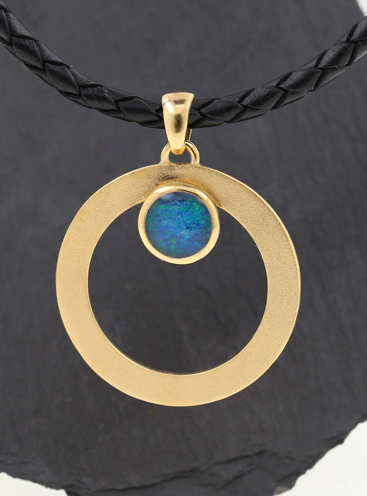 Eyecatcher: handgeschmiedeter Anhänger aus 925er Silber  vergoldet und Opaltriplette