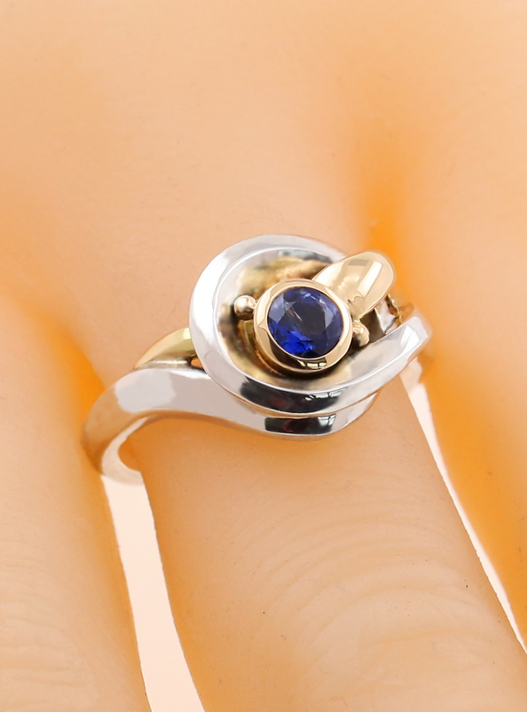Loop: Handgefertigter Ring aus 925er Silber, 750er Gelbgold, Kyanit