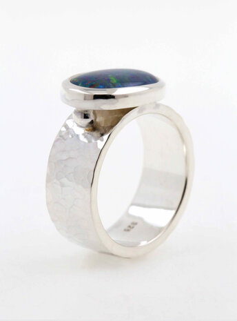 New Creations: Handgeschmiedeter Ring aus 925er Silber und Opaltriplette New Creations: Handgeschmiedeter Ring aus 925er Silber und Opaltriplette