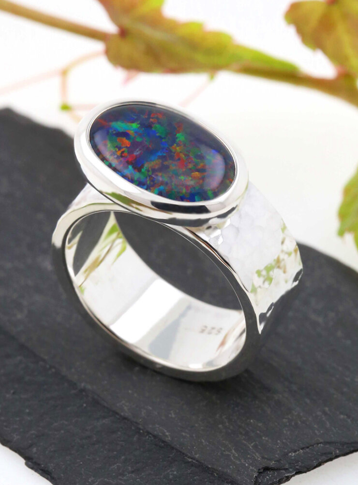 New Creations: Handgeschmiedeter Ring aus 925er Silber und Opaltriplette New Creations: Handgeschmiedeter Ring aus 925er Silber und Opaltriplette