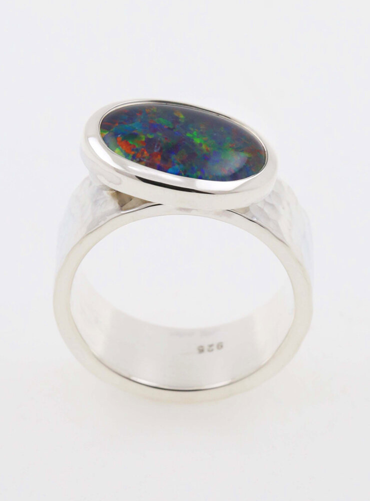 New Creations: Handgeschmiedeter Ring aus 925er Silber und Opaltriplette New Creations: Handgeschmiedeter Ring aus 925er Silber und Opaltriplette