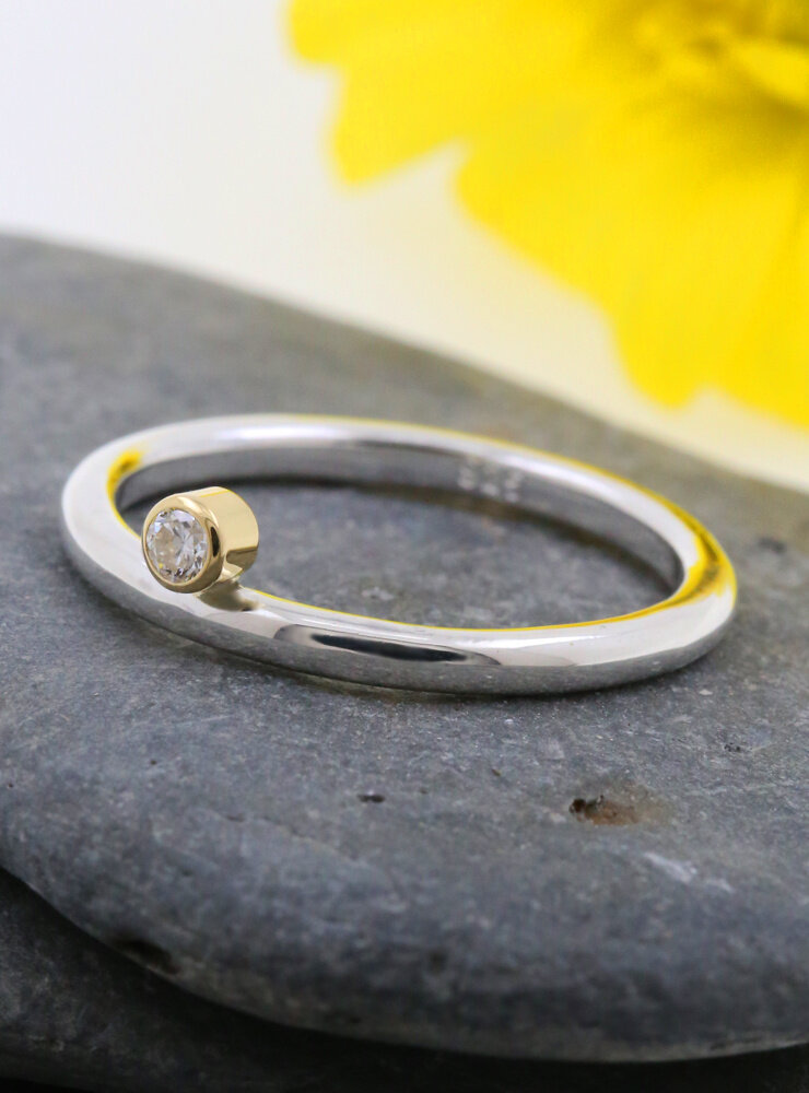 Ringlein 2: Bicolor Ring aus 925er Silber, 750er Gold und seitlichem Diamant Ringlein 2: Bicolor Ring aus 925er Silber, 750er Gold und seitlichem Diamant