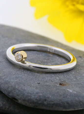 Ringlein 2: Bicolor Ring aus 925er Silber, 750er Gold und seitlichem Diamant Ringlein 2: Bicolor Ring aus 925er Silber, 750er Gold und seitlichem Diamant