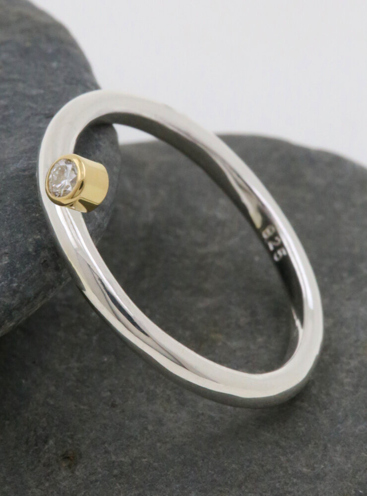 Ringlein 2: Bicolor Ring aus 925er Silber, 750er Gold und seitlichem Diamant Ringlein 2: Bicolor Ring aus 925er Silber, 750er Gold und seitlichem Diamant