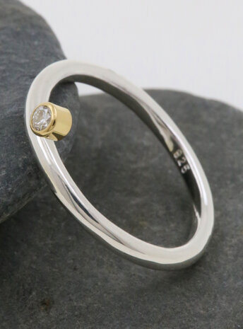 Ringlein 2: Bicolor Ring aus 925er Silber, 750er Gold und seitlichem Diamant Ringlein 2: Bicolor Ring aus 925er Silber, 750er Gold und seitlichem Diamant