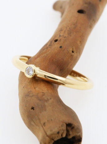 Ringlein 1: Ring aus 750er Gold und Diamant Ringlein 1: Ring aus 750er Gold und Diamant