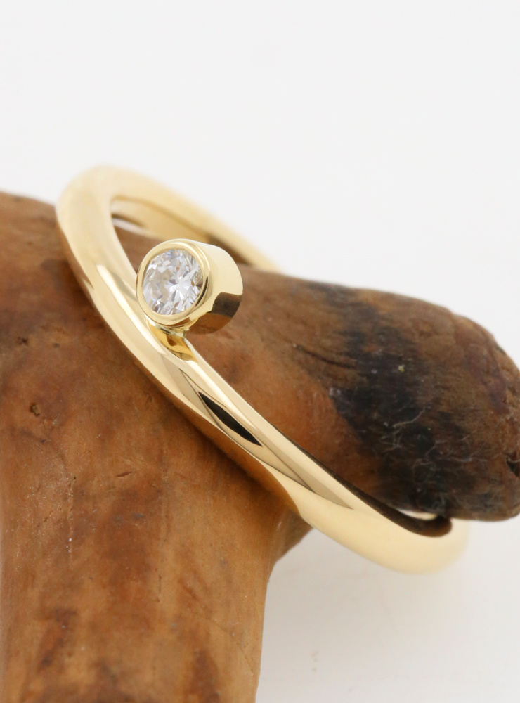 Ringlein 2: Schmaler Verlobungsring aus 750er Gold mit seitlichem Diamant