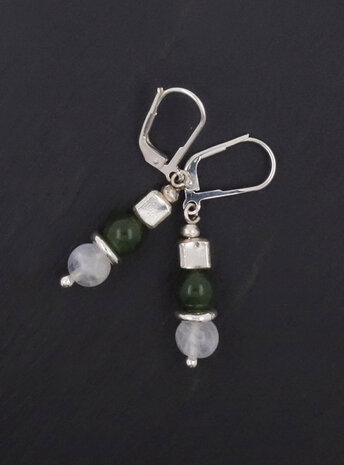 Ohrringe aus  Mondstein, Jade und Silberwürfel Ohrringe aus  Mondstein, Jade und Silberwürfel