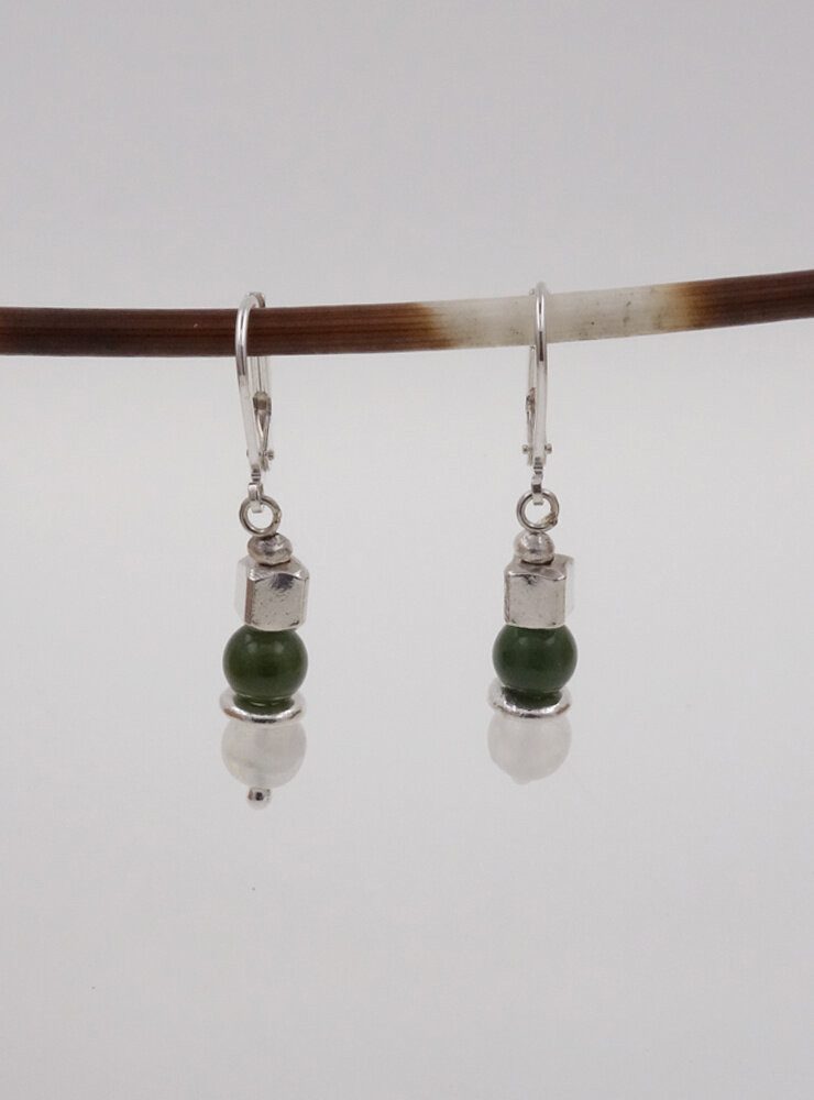 Ohrringe aus  Mondstein, Jade und Silberwürfel Ohrringe aus  Mondstein, Jade und Silberwürfel