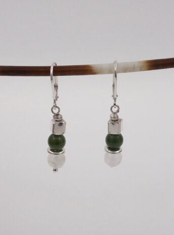 Ohrringe aus  Mondstein, Jade und Silberwürfel Ohrringe aus  Mondstein, Jade und Silberwürfel