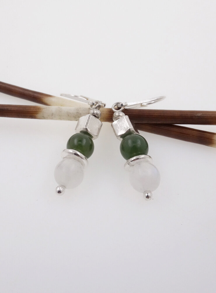 Ohrringe aus  Mondstein, Jade und Silberwürfel Ohrringe aus  Mondstein, Jade und Silberwürfel