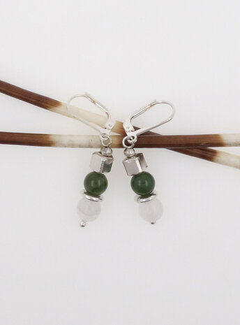 Ohrringe aus  Mondstein, Jade und Silberwürfel Ohrringe aus  Mondstein, Jade und Silberwürfel