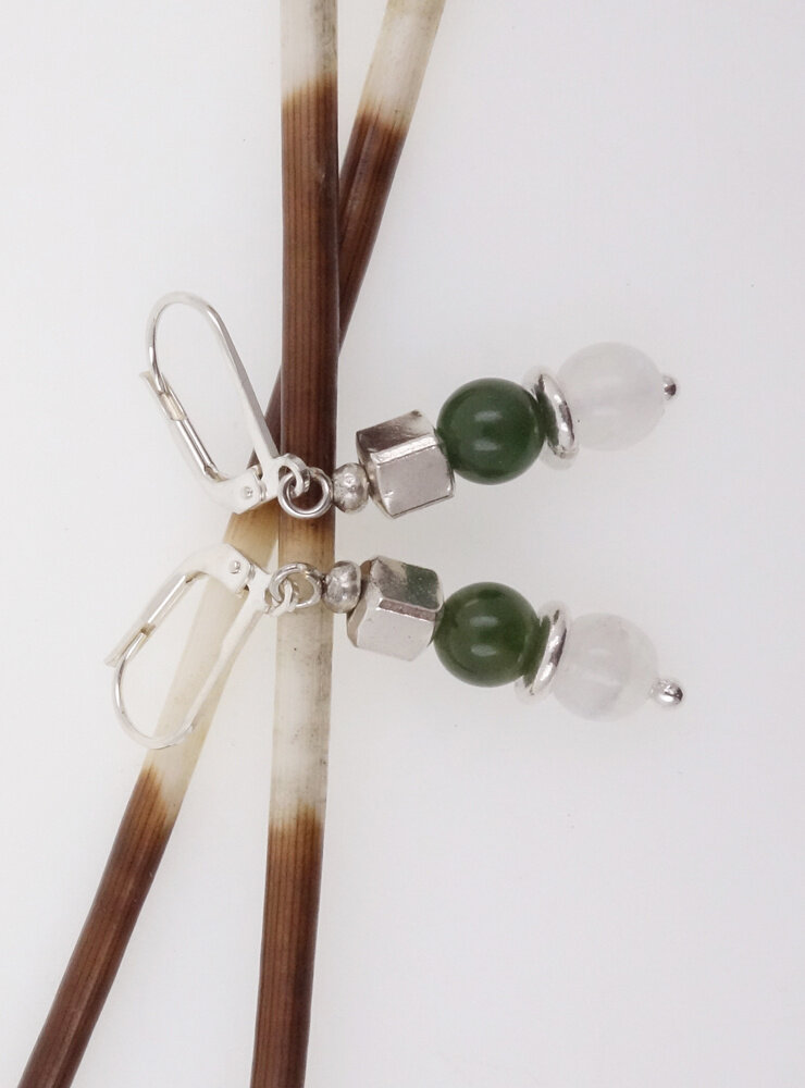 Ohrringe aus  Mondstein, Jade und Silberwürfel Ohrringe aus  Mondstein, Jade und Silberwürfel