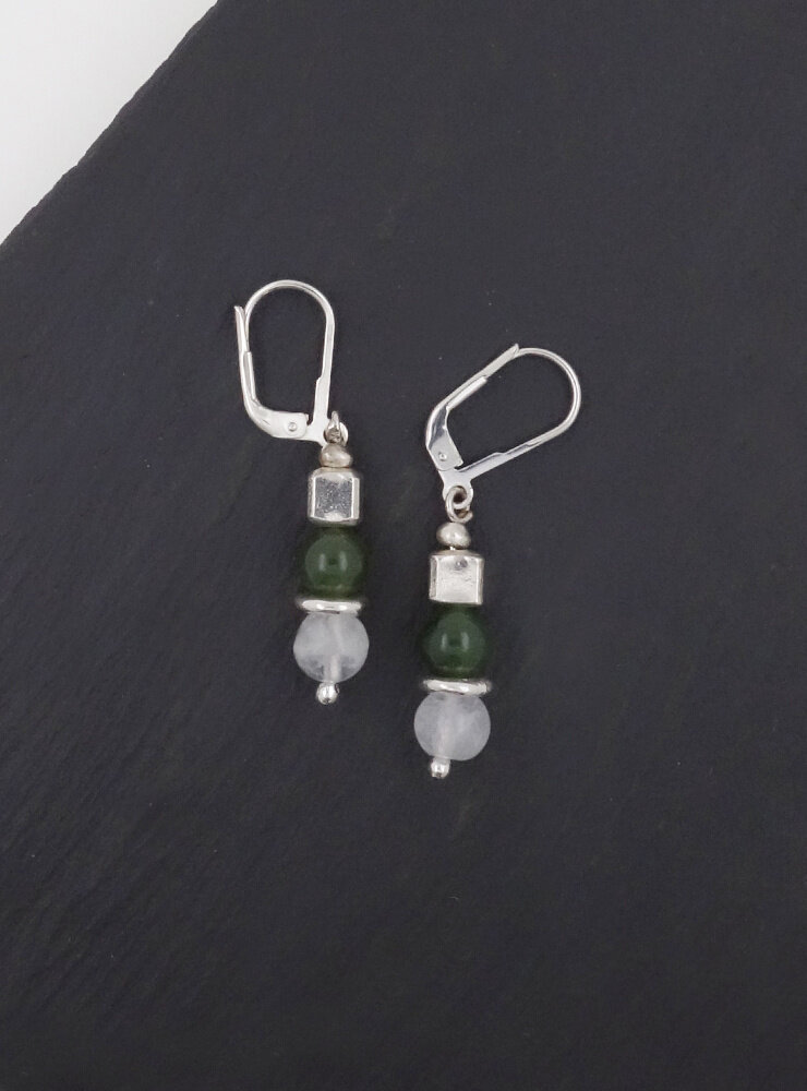 Ohrringe aus  Mondstein, Jade und Silberwürfel Ohrringe aus  Mondstein, Jade und Silberwürfel