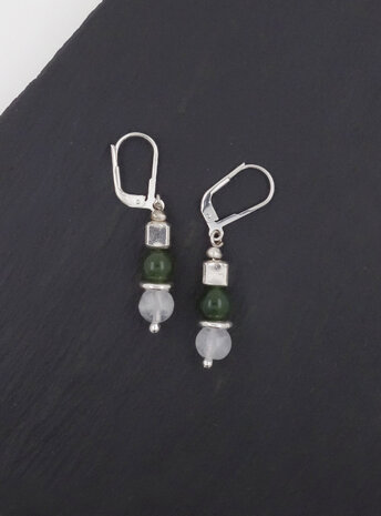 Ohrringe aus  Mondstein, Jade und Silberwürfel Ohrringe aus  Mondstein, Jade und Silberwürfel