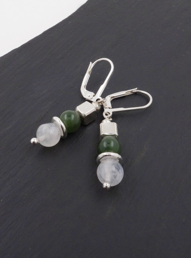 Ohrringe aus  Mondstein, Jade und Silberwürfel Ohrringe aus  Mondstein, Jade und Silberwürfel