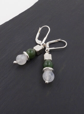 Ohrringe aus  Mondstein, Jade und Silberwürfel Ohrringe aus  Mondstein, Jade und Silberwürfel