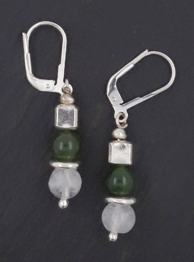 Ohrringe aus  Mondstein, Jade und Silberwürfel Ohrringe aus  Mondstein, Jade und Silberwürfel